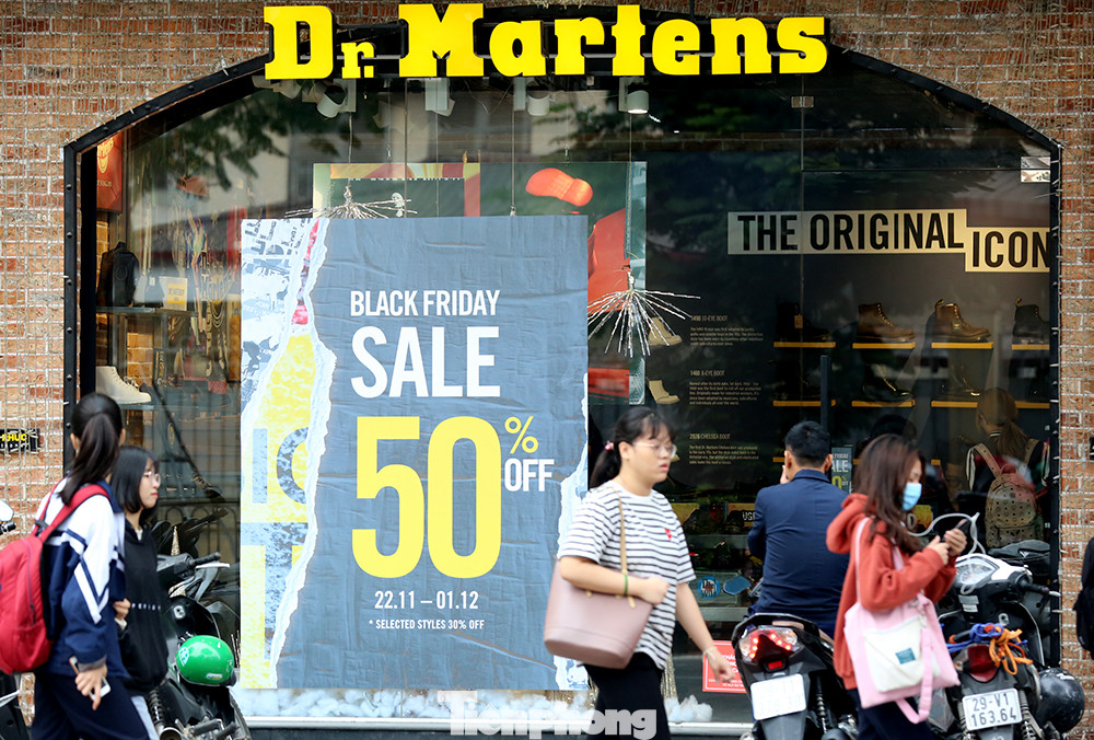Dân văn phòng Hà Nội đổ xô săn giảm giá Black Friday ảnh 14