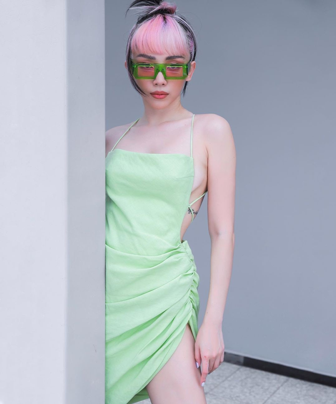 Tóc Tiên lấp ló vòng 1 với váy hở lưng trần siêu gợi cảm ảnh 1