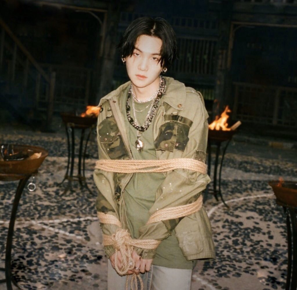 Thành viên nhóm BTS bị chỉ trích vì dẫn giọng nói của kẻ thảm sát hơn 900 người ảnh 1