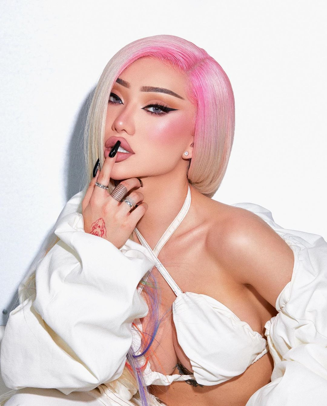 ‘Nóng mặt’ bộ đồ ra đường không khác gì bikini của sao chuyển giới gốc Việt ảnh 7