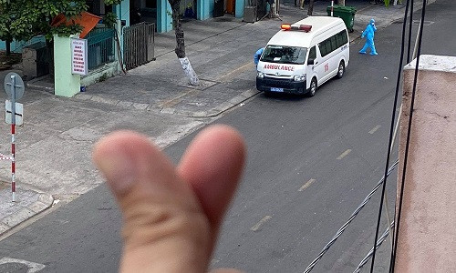 Giây phút thư giãn hiếm hoi: Nhân viên chống dịch mặc nguyên đồ bảo hộ chơi đá cầu ảnh 5 Giây phút thư giãn hiếm hoi: Nhân viên chống dịch mặc nguyên đồ bảo hộ chơi đá cầu ảnh 5