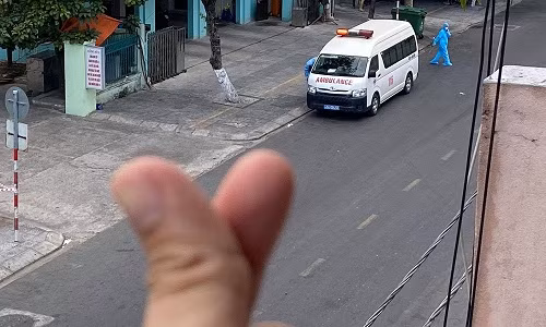 Giây phút thư giãn hiếm hoi: Nhân viên chống dịch mặc nguyên đồ bảo hộ chơi đá cầu ảnh 5