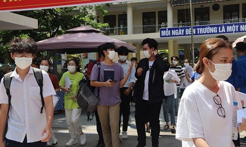 Thi tốt nghiệp THPT Quốc gia đợt 2: Đề Toán “nhẹ nhàng”, thí sinh thở phào nhẹ nhõm ảnh 6 Thi tốt nghiệp THPT Quốc gia đợt 2: Đề Toán “nhẹ nhàng”, thí sinh thở phào nhẹ nhõm ảnh 6