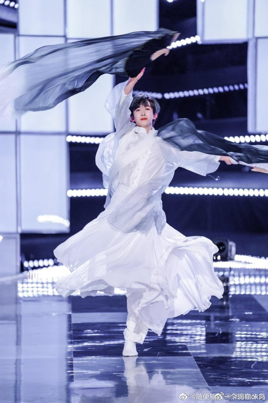 Dù là tài năng hay visual, Lưu Vũ đều có thể "cân". Trở thành Center bài hát chủ đề “Sáng Tạo Doanh 2021“: Lưu Vũ có phá được “lời nguyền“? ảnh 3