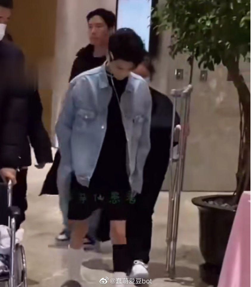 Mỗi lần xuất hiện trước công chúng, La Vân Hi lại khiến fan thêm lo lắng, lý do là đây! ảnh 4