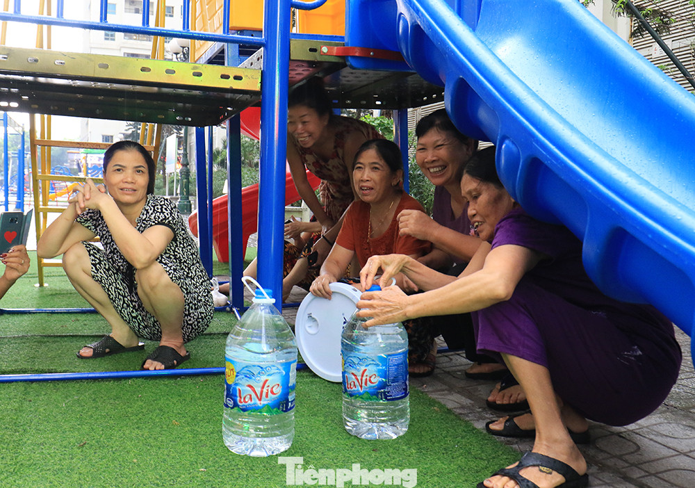 Người dân bán đảo Linh Đàm lỉnh kỉnh xô, chậu lấy nước sạch ảnh 11