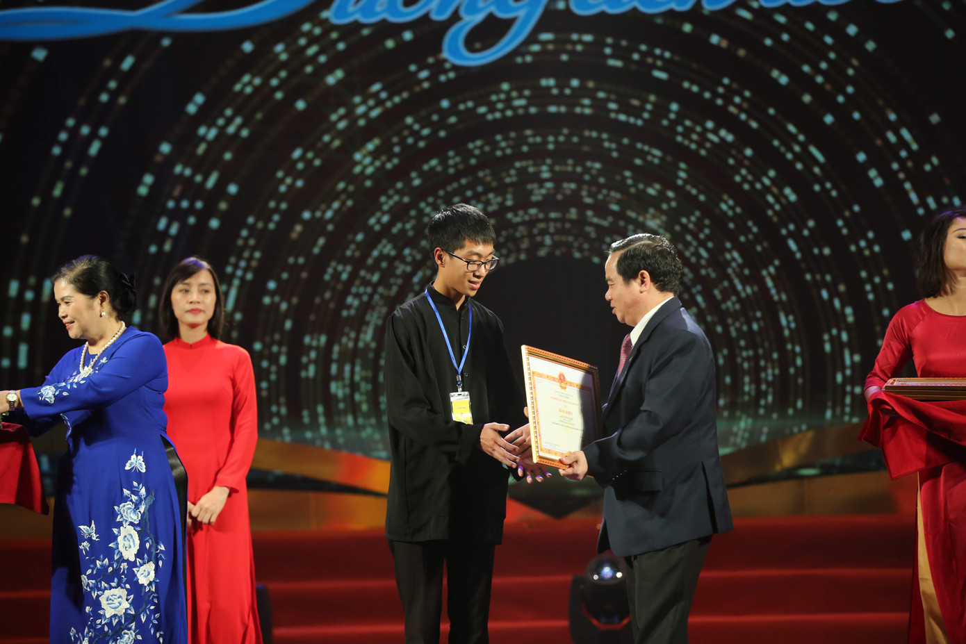 Những chàng trai cô gái dân tộc thiểu số dưới 10 ngàn người đỗ đại học ảnh 1