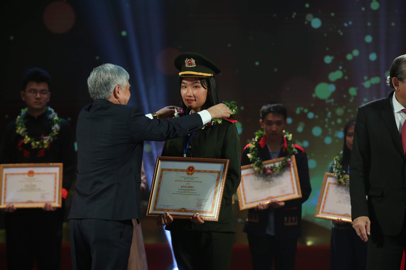 Ba cô gái người dân tộc thiểu số có thành tích học tập 'khủng' nhất ảnh 2