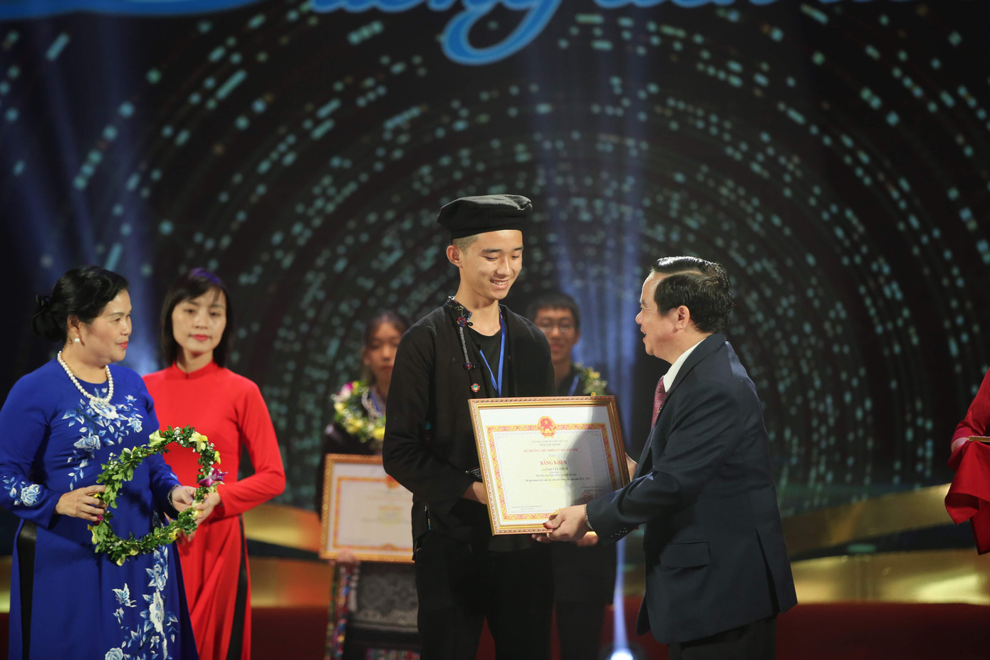 Những chàng trai cô gái dân tộc thiểu số dưới 10 ngàn người đỗ đại học ảnh 3