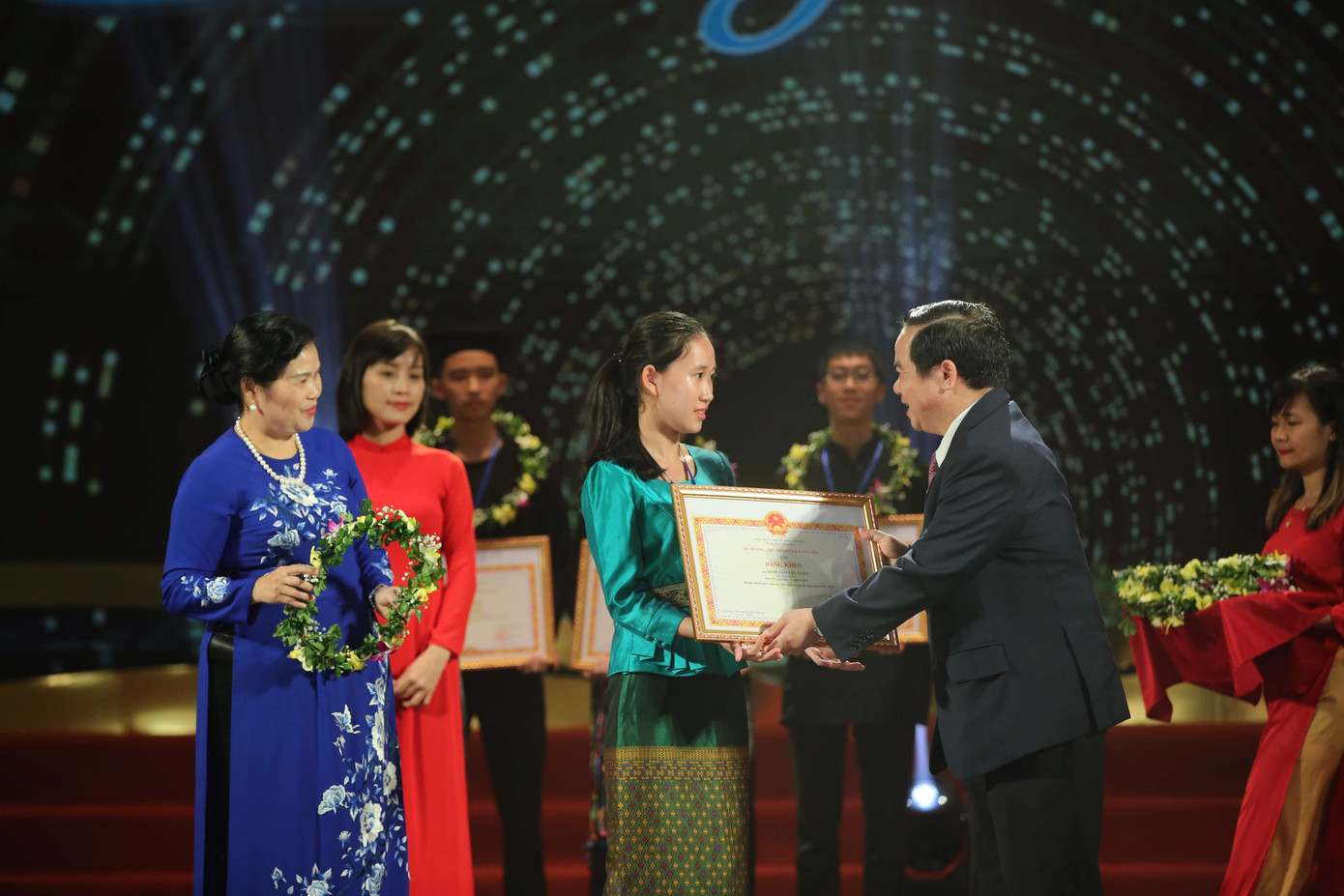 Những chàng trai cô gái dân tộc thiểu số dưới 10 ngàn người đỗ đại học ảnh 4