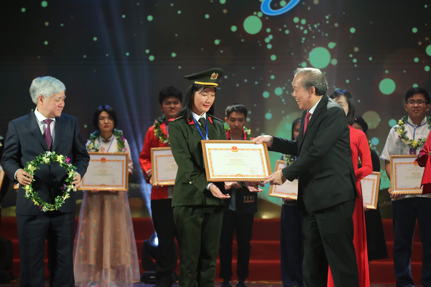 Ba cô gái người dân tộc thiểu số có thành tích học tập 'khủng' nhất ảnh 1