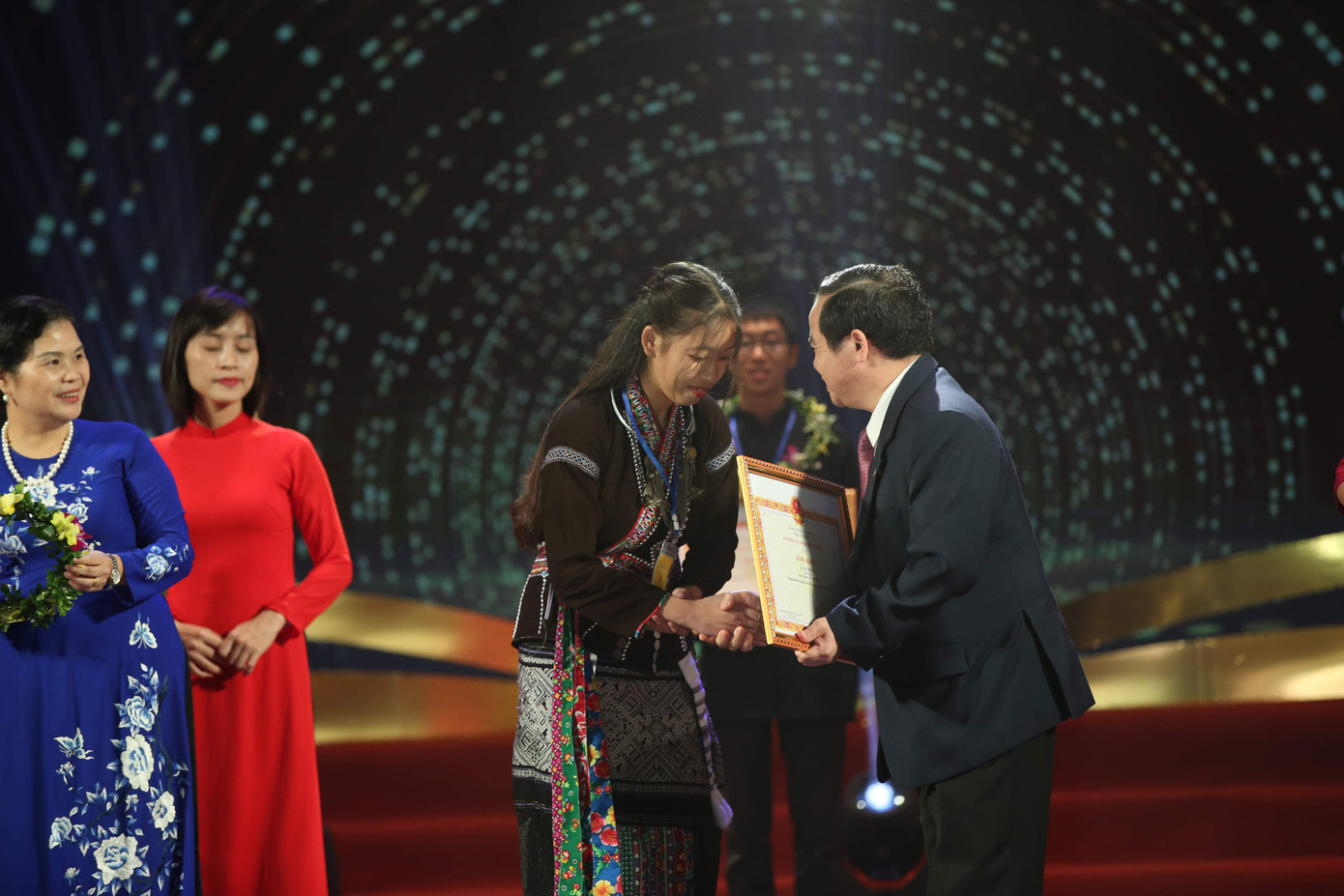 Những chàng trai cô gái dân tộc thiểu số dưới 10 ngàn người đỗ đại học ảnh 2