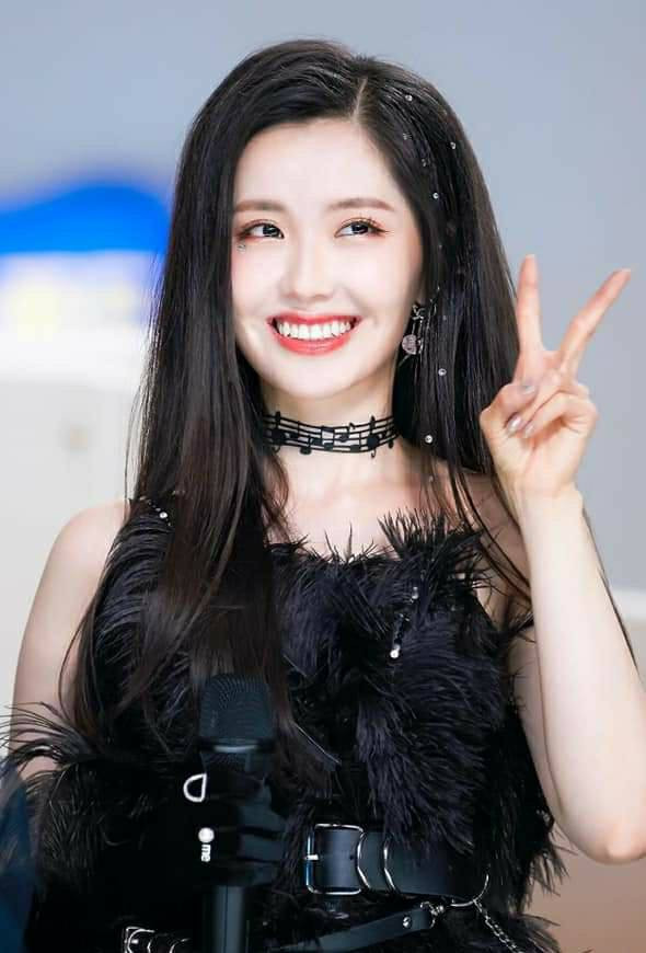 Vương Nghệ Cẩn rạng rỡ, tràn đầy sức sống dù sức khoẻ không được tốt. Vương Nghệ Cẩn gây sốt với tạo hình “thiên nga đen” trên sân khấu “Sáng Tạo Doanh 2020“ ảnh 3