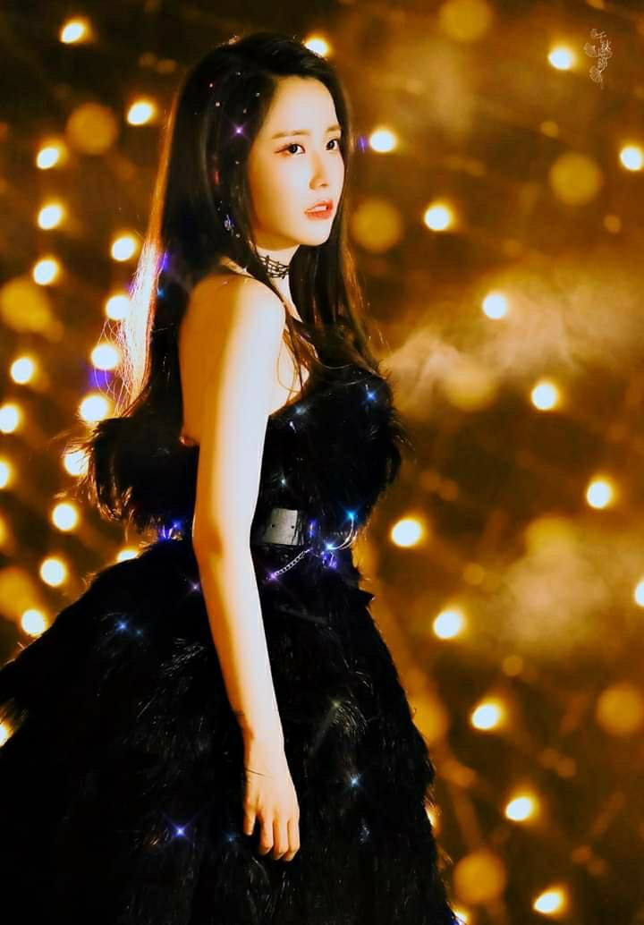 Vương Nghệ Cẩn lộng lẫy trong bộ cánh "thiên nga đen". Vương Nghệ Cẩn gây sốt với tạo hình “thiên nga đen” trên sân khấu “Sáng Tạo Doanh 2020“ ảnh 1