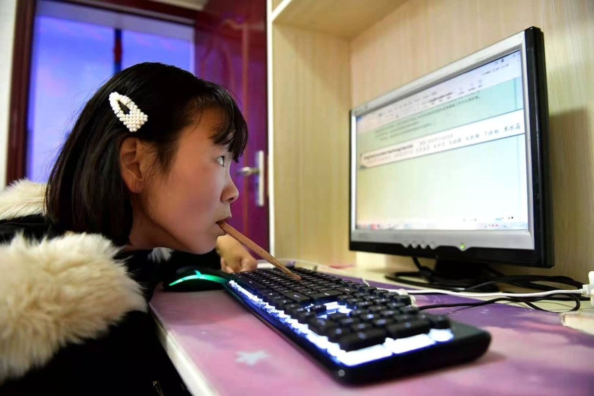 Nể phục cô gái dùng miệng viết 12 cuốn tiểu thuyết trong suốt 10 năm ảnh 1