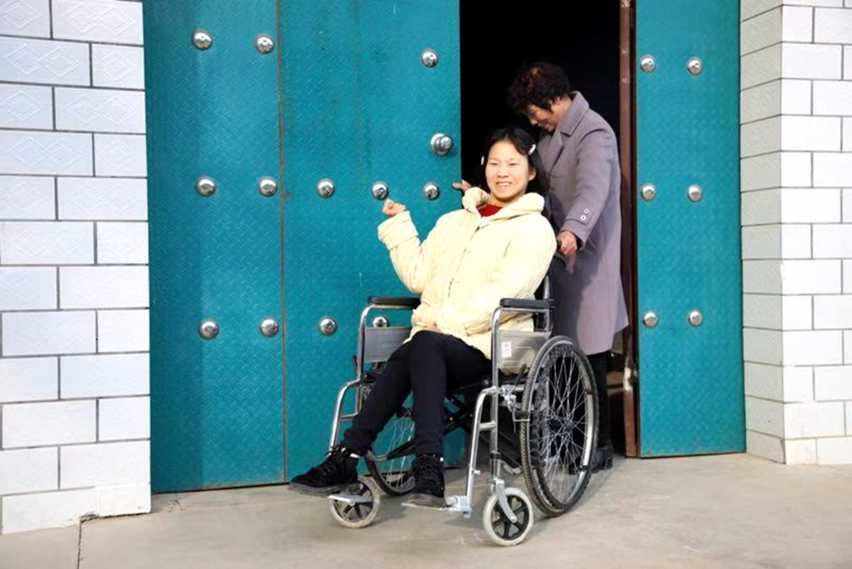 Nể phục cô gái dùng miệng viết 12 cuốn tiểu thuyết trong suốt 10 năm ảnh 2