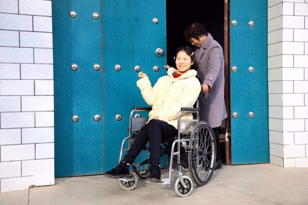 Nể phục cô gái dùng miệng viết 12 cuốn tiểu thuyết trong suốt 10 năm ảnh 2