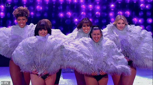 Màn biểu diễn thoát y của loạt sao truyền hình Anh ảnh 3