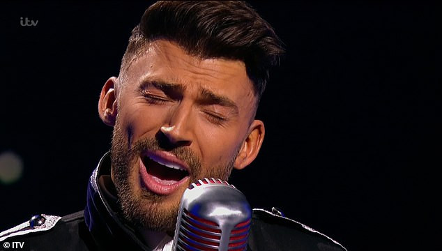 Màn biểu diễn thoát y của loạt sao truyền hình Anh ảnh 1