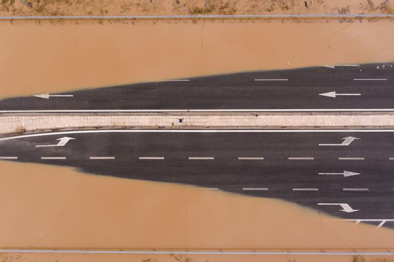 Loạt ảnh ấn tượng về ảnh hưởng của đại dịch COVID-19 bao trùm cả thế giới ảnh 10