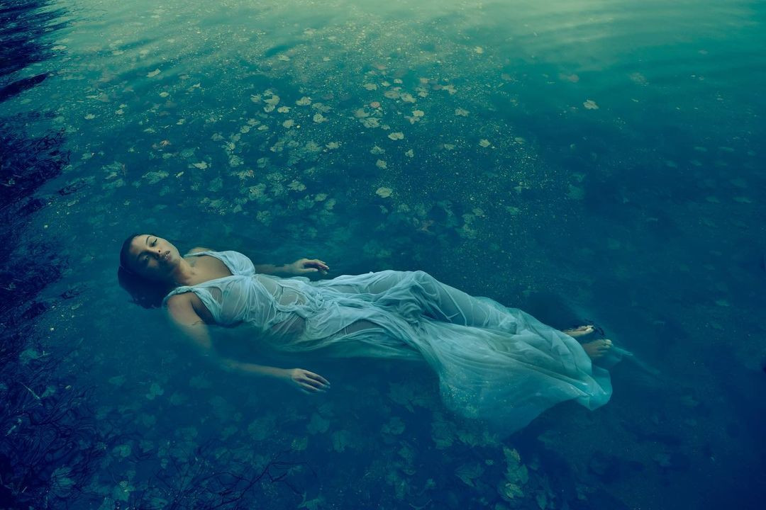 Mẫu nữ da màu ngoại cỡ mặc váy mỏng tang cực gợi cảm trên bìa Vogue ảnh 2