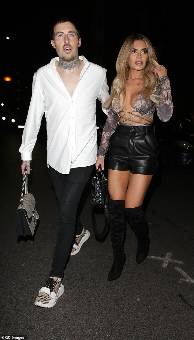 Cựu vũ nữ thoát y diện crop-top ‘thả rông’ xuống phố giữa tiết trời dưới 10 độ C ảnh 5