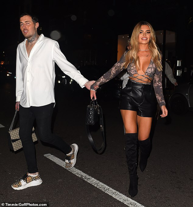 Cựu vũ nữ thoát y diện crop-top ‘thả rông’ xuống phố giữa tiết trời dưới 10 độ C ảnh 1