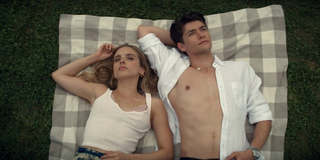 Phim mới của Netflix khiến khán giả ‘bội thực’ cảnh nóng ảnh 2