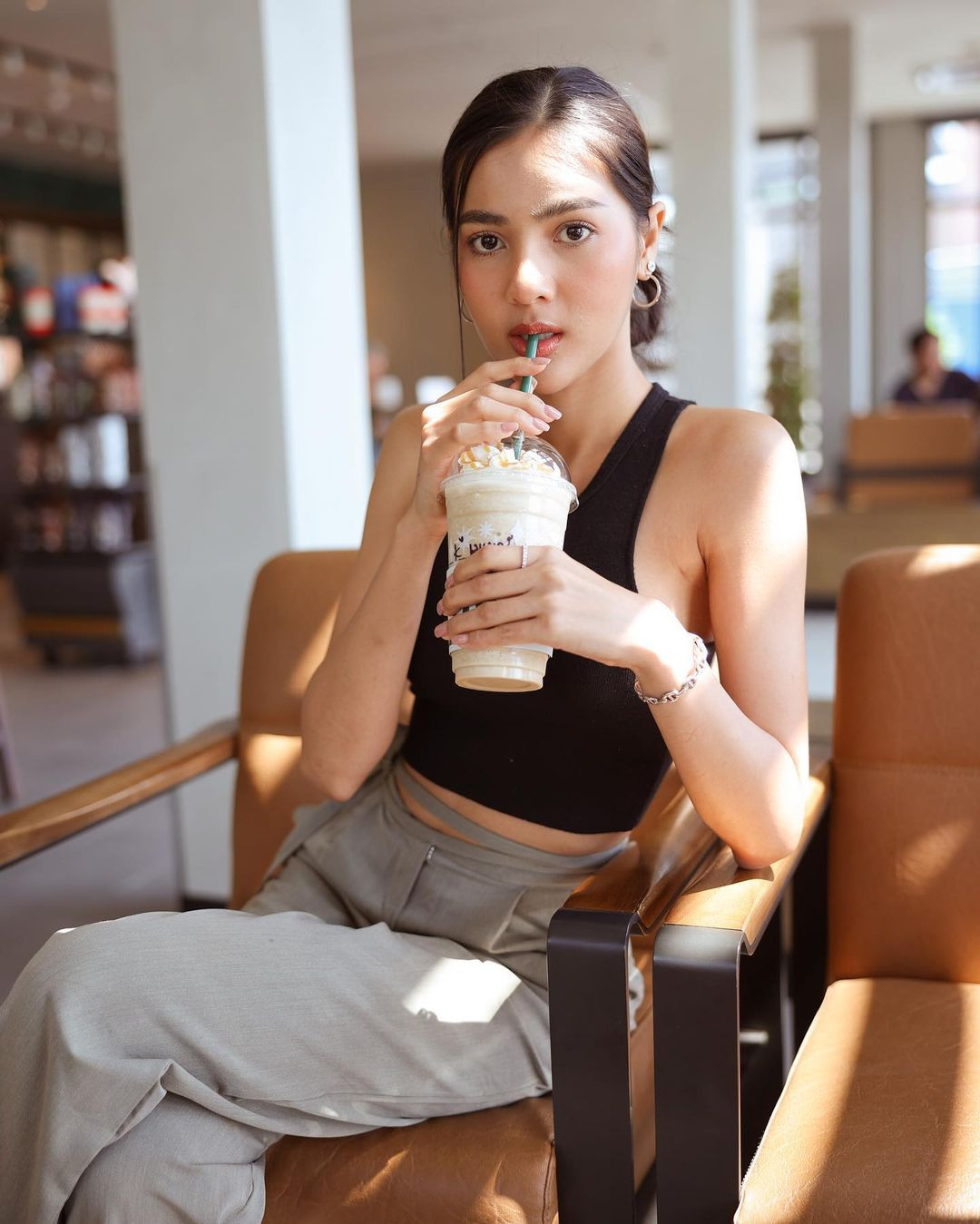 Ngoại hình ‘bốc lửa’ của người mẫu 27 tuổi đăng quang Hoa hậu Thái Lan 2020 ảnh 11