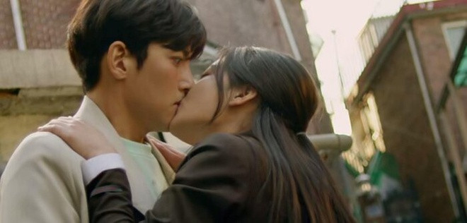 Những bộ phim Hàn Quốc gây tranh cãi năm 2020 vì cảnh ‘nóng’ trần trụi phản cảm ảnh 2