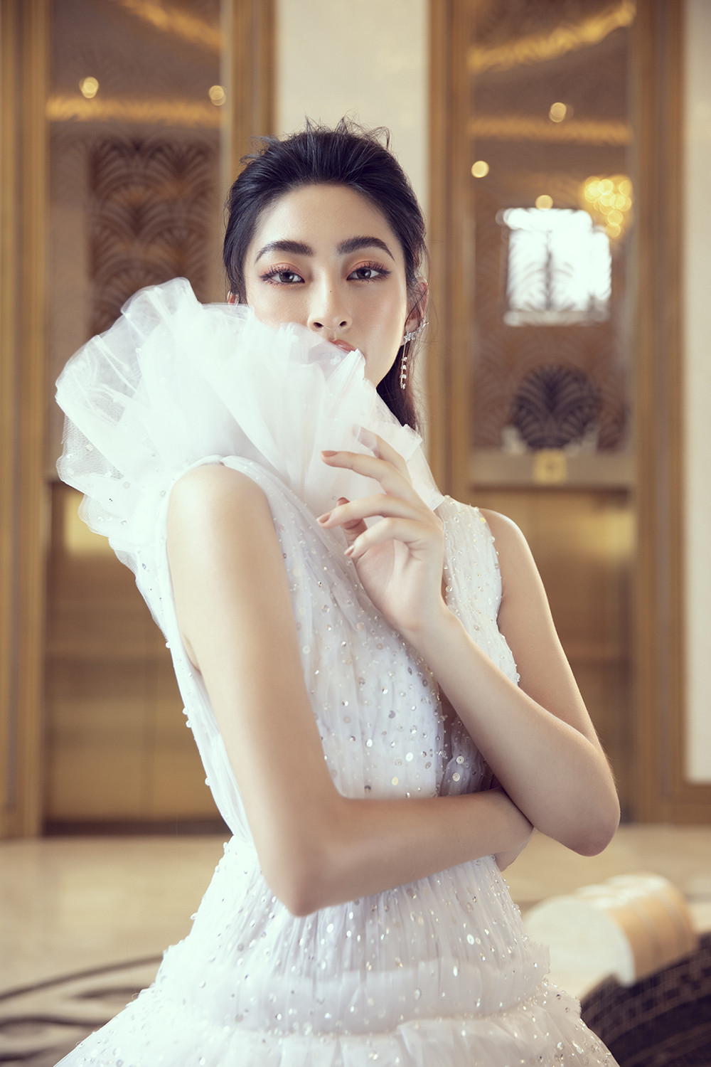 Mặc váy cưới ở tuổi 20, Hoa hậu Lương Thùy Linh khoe sắc vóc gợi cảm mơn mởn ảnh 2