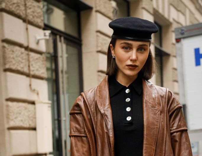 “Emily in Paris” khiến mũ beret hot trở lại, nhưng làm thế nào để đội thật thanh lịch? ảnh 2