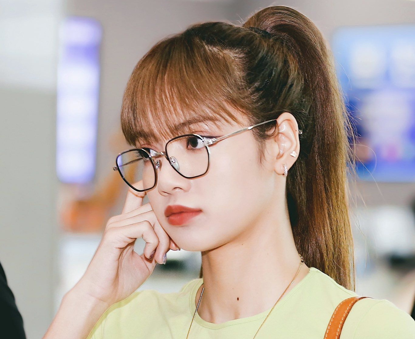 Đeo kính muốn trông vừa đẹp vừa sang chắc chắn phải biết cách trang điểm phù hợp ảnh 1