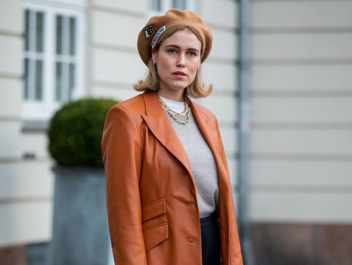 “Emily in Paris” khiến mũ beret hot trở lại, nhưng làm thế nào để đội thật thanh lịch? ảnh 7