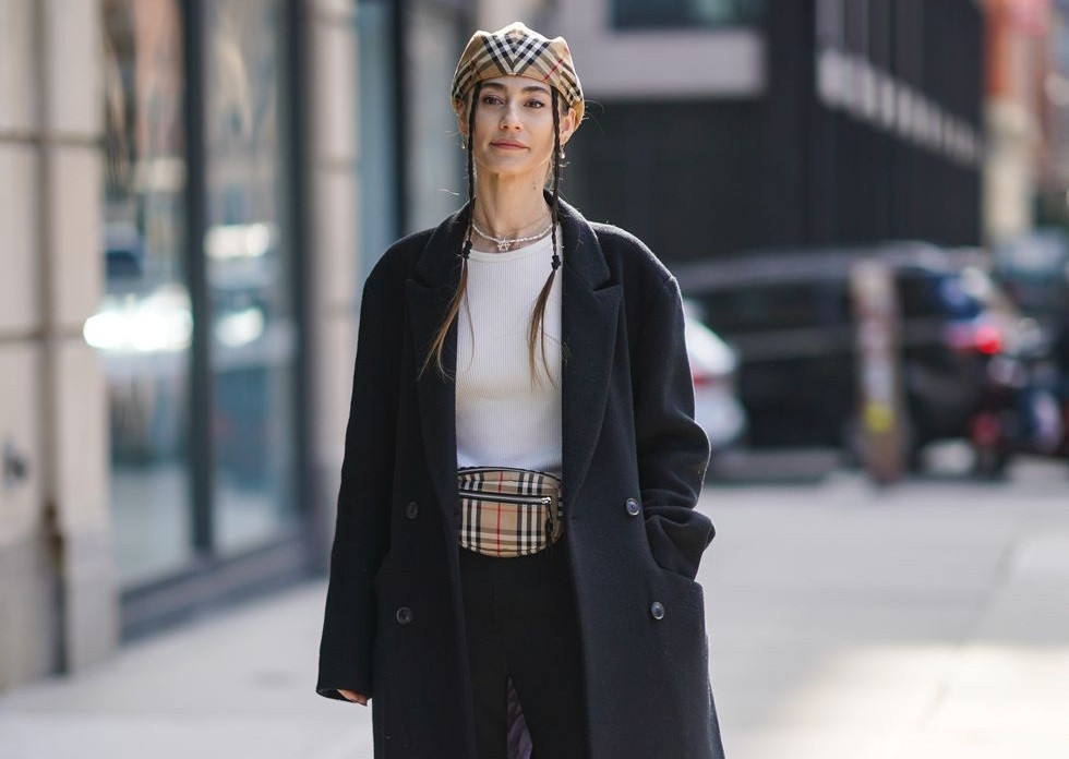 “Emily in Paris” khiến mũ beret hot trở lại, nhưng làm thế nào để đội thật thanh lịch? ảnh 6