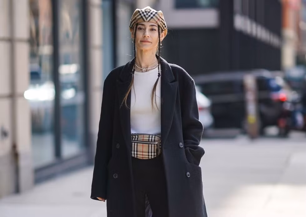 “Emily in Paris” khiến mũ beret hot trở lại, nhưng làm thế nào để đội thật thanh lịch? ảnh 6