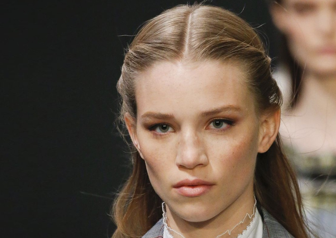 Cập nhật các xu hướng tóc mới nhất từ sàn diễn và Tiktok, đơn giản mà hay ho cực kỳ! ảnh 1