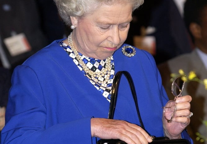 Bạn có muốn biết Nữ hoàng Anh Elizabeth II luôn mang theo những gì trong túi xách? ảnh 1