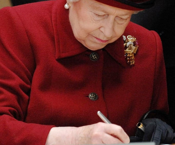 Bạn có muốn biết Nữ hoàng Anh Elizabeth II luôn mang theo những gì trong túi xách? ảnh 3
