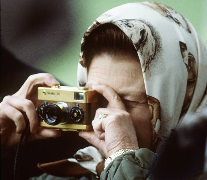 Bạn có muốn biết Nữ hoàng Anh Elizabeth II luôn mang theo những gì trong túi xách? ảnh 6