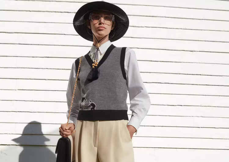Áo len sweater vest chính thức trở lại, nhưng phiên bản 2021 có khác đôi chút ảnh 1