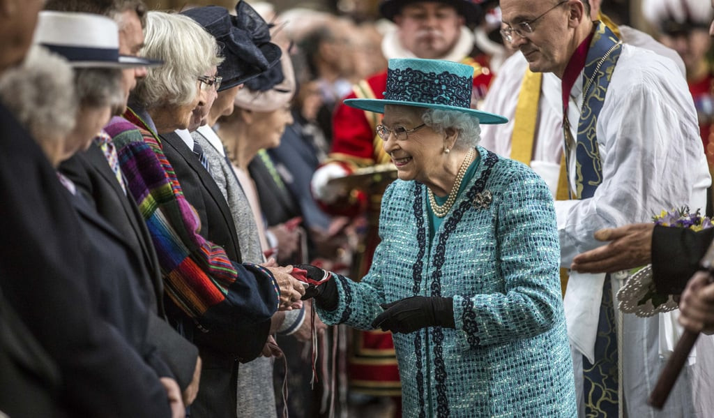 Bạn có muốn biết Nữ hoàng Anh Elizabeth II luôn mang theo những gì trong túi xách? ảnh 4