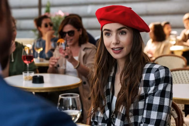 Chuyên gia trang điểm tiết lộ bí mật tạo nên vẻ đẹp vạn người mê của “Emily In Paris“ ảnh 1