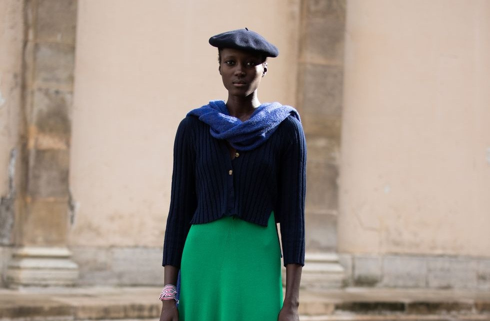 “Emily in Paris” khiến mũ beret hot trở lại, nhưng làm thế nào để đội thật thanh lịch? ảnh 3