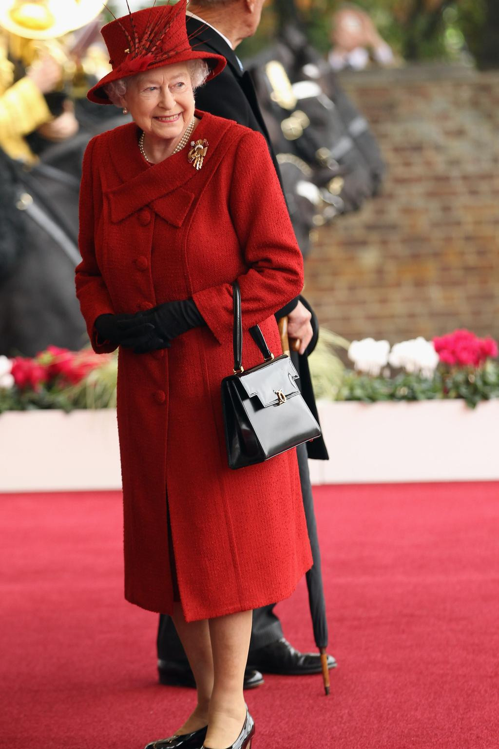 Ít ai biết thói quen sử dụng túi xách làm "công cụ truyền tin" tinh tế của Nữ hoàng Anh ảnh 3