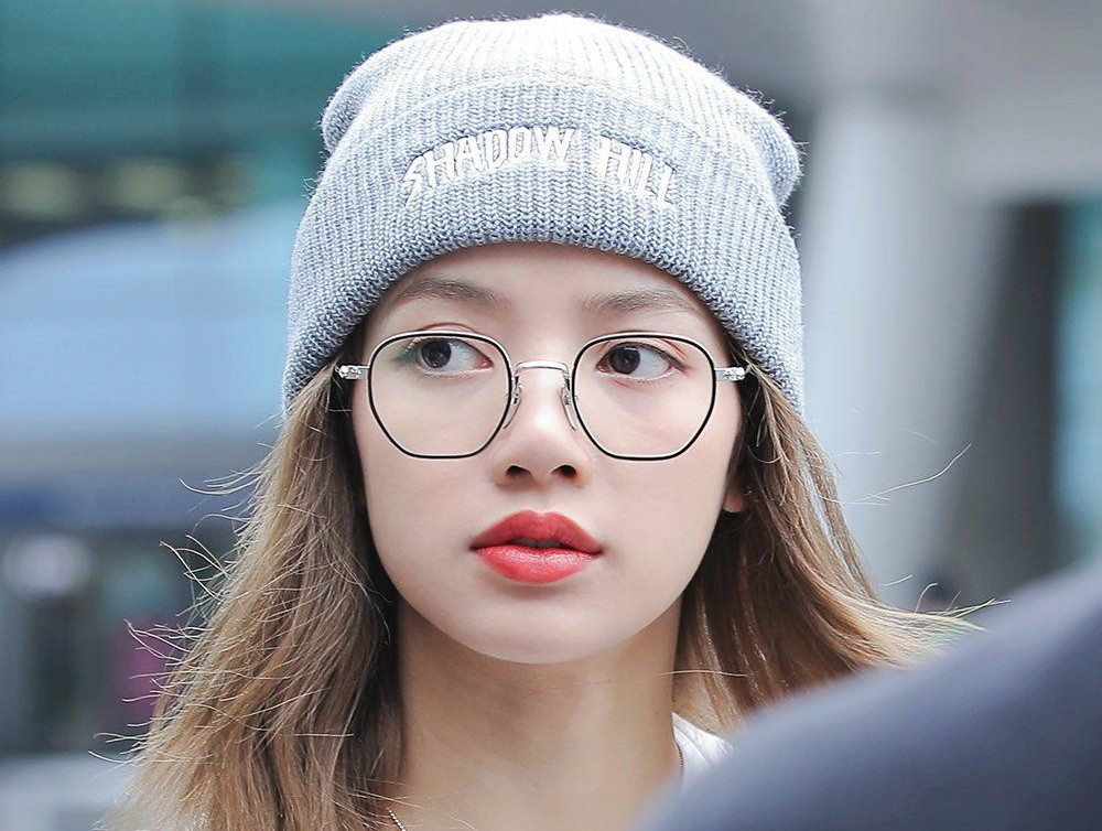 Đeo kính muốn trông vừa đẹp vừa sang chắc chắn phải biết cách trang điểm phù hợp ảnh 2