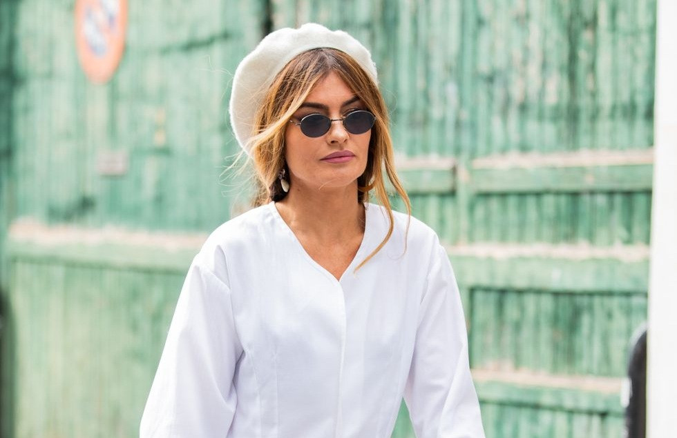 “Emily in Paris” khiến mũ beret hot trở lại, nhưng làm thế nào để đội thật thanh lịch? ảnh 4