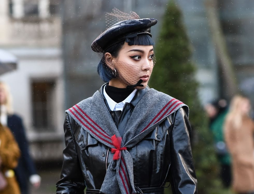 “Emily in Paris” khiến mũ beret hot trở lại, nhưng làm thế nào để đội thật thanh lịch? ảnh 1