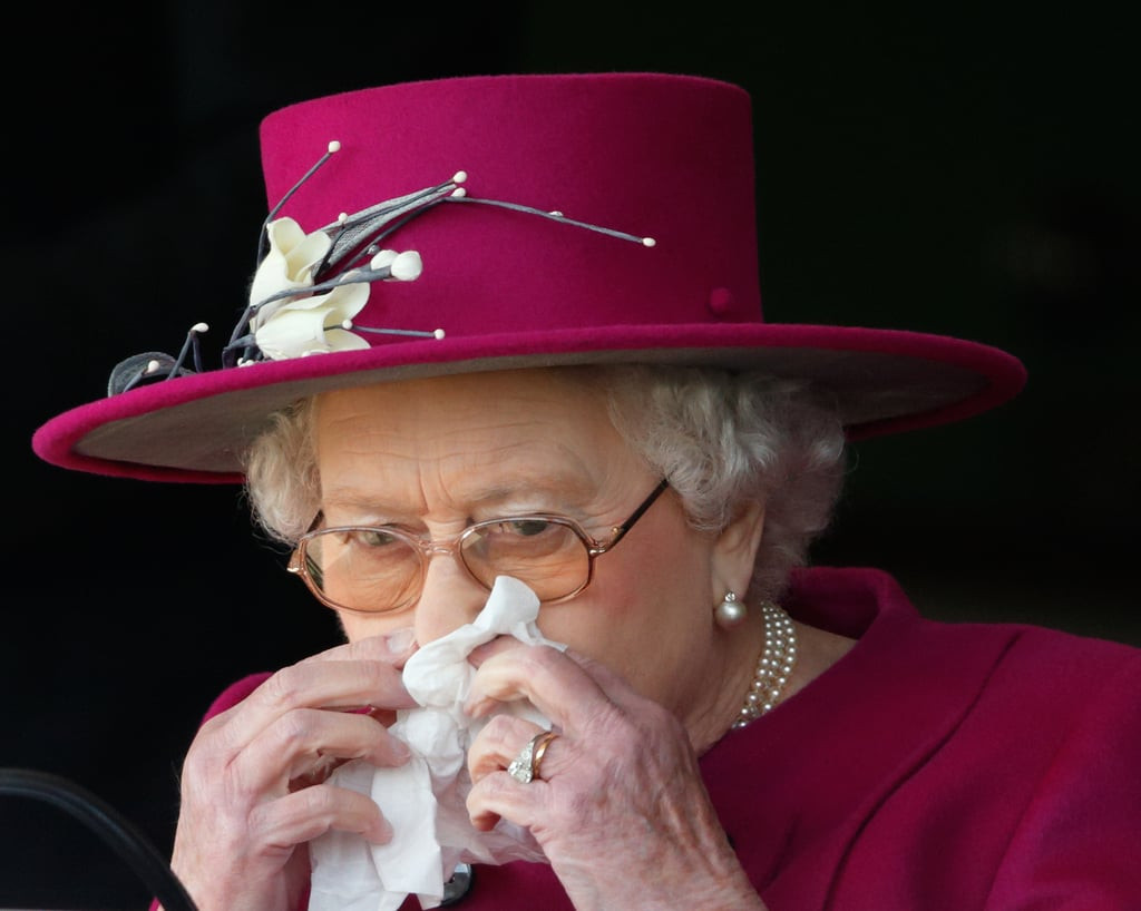 Bạn có muốn biết Nữ hoàng Anh Elizabeth II luôn mang theo những gì trong túi xách? ảnh 5