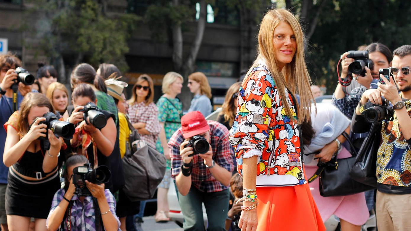 Anna Dello Russo pose ảnh street style ở nơi từng vô cùng nhộn nhịp Thời trang đường phố rực rỡ trước đại dịch giờ ngỡ như xa lắm, 2021 liệu có thể hồi sinh? ảnh 1